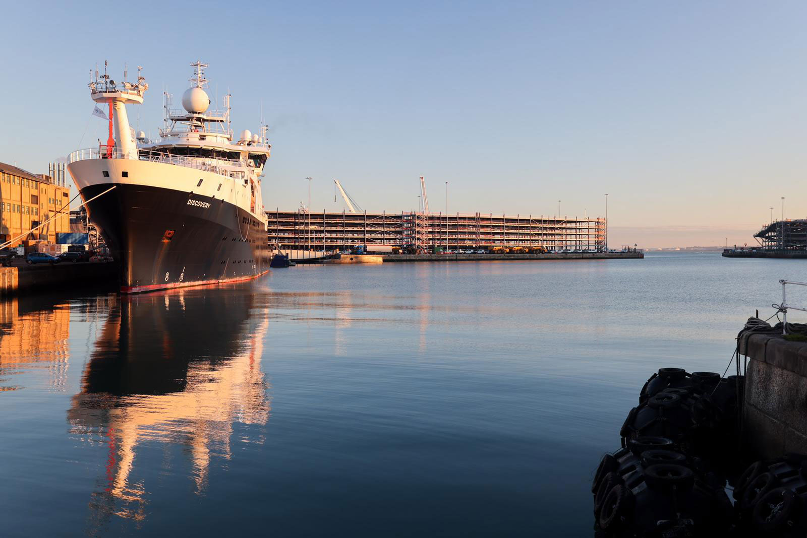 RRS Discovery in port